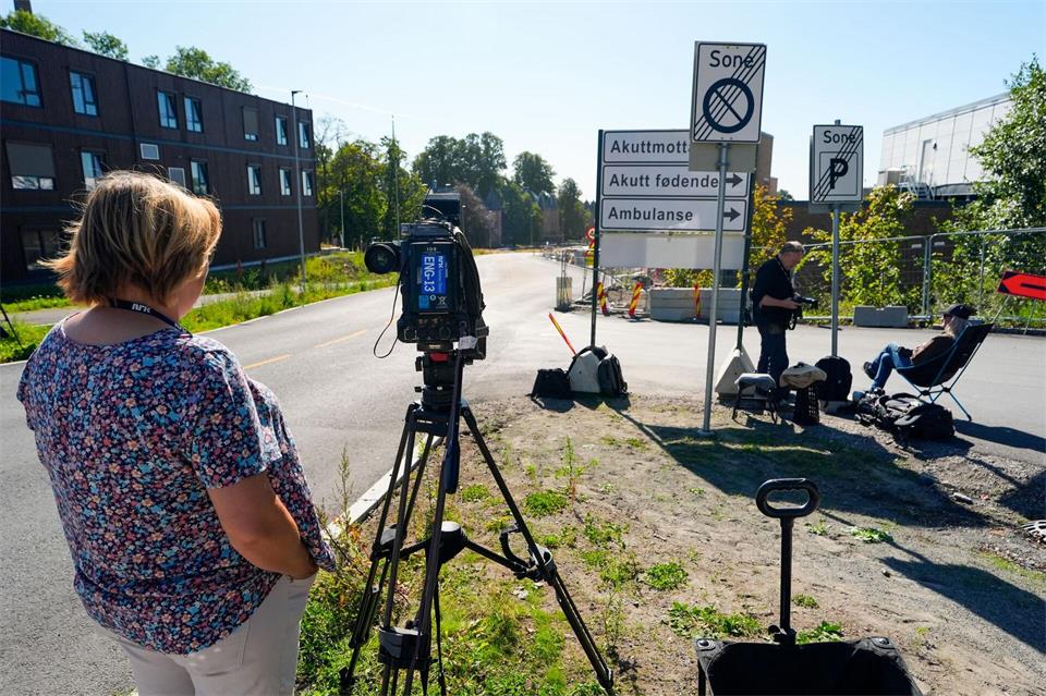 Journalisten harren vor dem Krankenhaus in Oslo aus, in dem König Harald V. behandelt wird. Lise Åserud/NTB/dpa