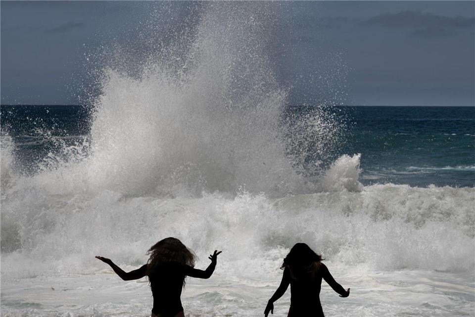 Journey und ihre Schwester Kalea halten sich am Laguna Beach in Kalifornien auf.Mindy Schauer/The Orange County Register/AP/dpa