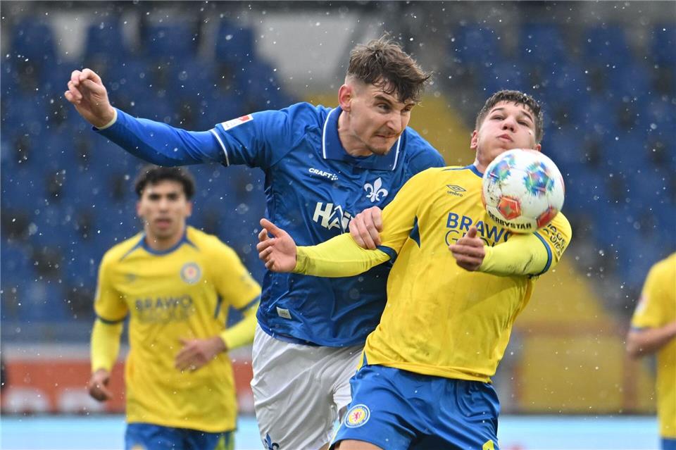 Jovan Mijatovic (r, Eintracht Braunschweig) und Malej Maglica (Darmstadt 98) kämpfen um den Ball.Swen Pförtner/dpa