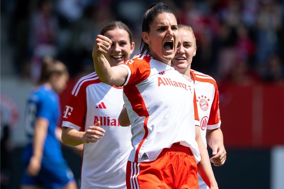 Jovana Damnjanovic (M) jubelt über ihr Tor zum 5:0 nach nur 30 Minuten.