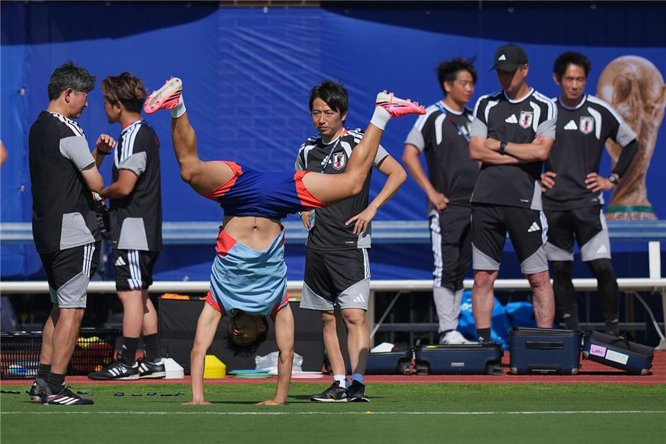 Jpans Yukinari Sugawara mit einer artistischen Einlage vor Beginn einer Trainingseinheit.Julio Cortez/AP/dpa