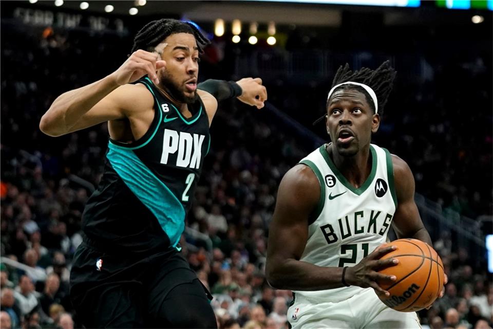 Zweiter Wechsel in einer Woche: Holiday nach Boston Jrue Holiday (21) von den Milwaukee Bucks zieht gegen Trendon Watford (2) von den Portland Trail Blazers zum Korb.