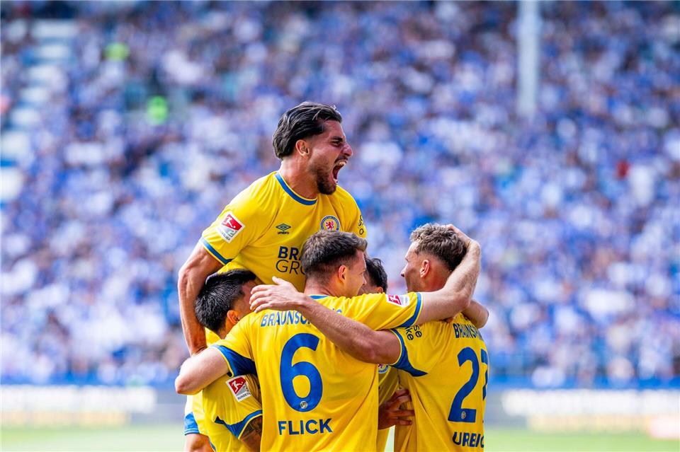 Jubel-Pulk bei Eintracht Braunschweig. In Magdeburg gab es den ganz oft.Julius Frick/dpa