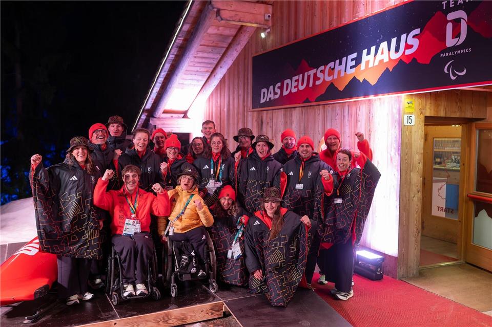 Jubel am Deutschen Haus in Cortina: Das Alpin-Team.Philipp von Ditfurth/dpa