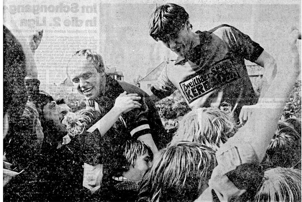 Jubel am Stimberg: Kapitän Jürgen Wittkamp (links) und der aus Burlo stammende Hans-Werner Melis werden von Fans auf Schultern getragen.