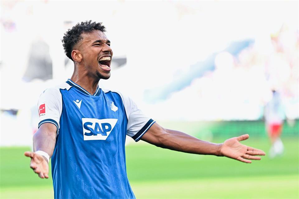 Jubel bei Bambasé Conte nach seinem Führungstreffer gegen den HSV. Uwe Anspach/dpa