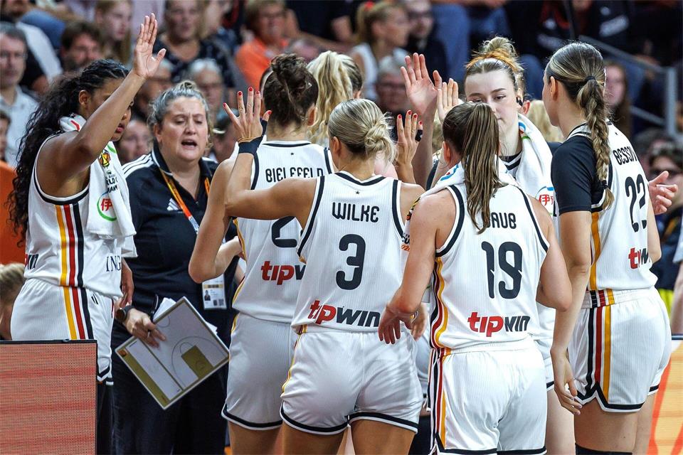 Jubel bei Deutschlands Basketballerinnen nach dem ersten Sieg.Andreas Gora/dpa