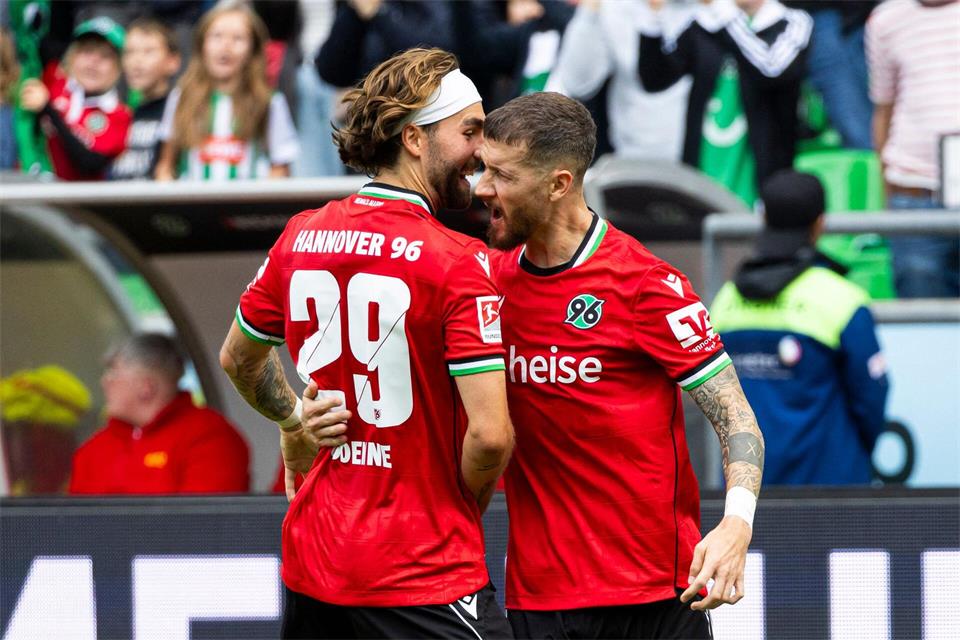 Jubel bei Hannover 96: Marcel Hartel (r) freut sich zusammen mit Kolja Oudenne über sein Tor zum 2:0 gegen den VfL Bochum.Michael Matthey/dpa
