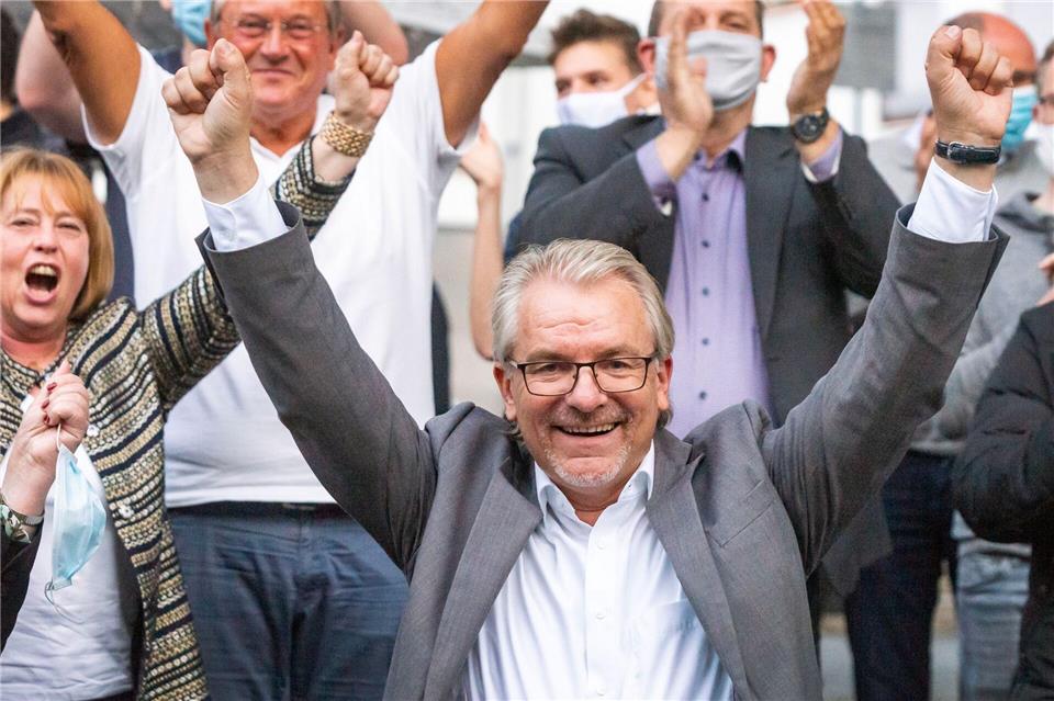 Jubel bei Marc Buchholz: Er kann wohl doch Oberbürgermeister von Mülheim an der Ruhr bleiben. (Archivbild)Arnulf Stoffel/dpa