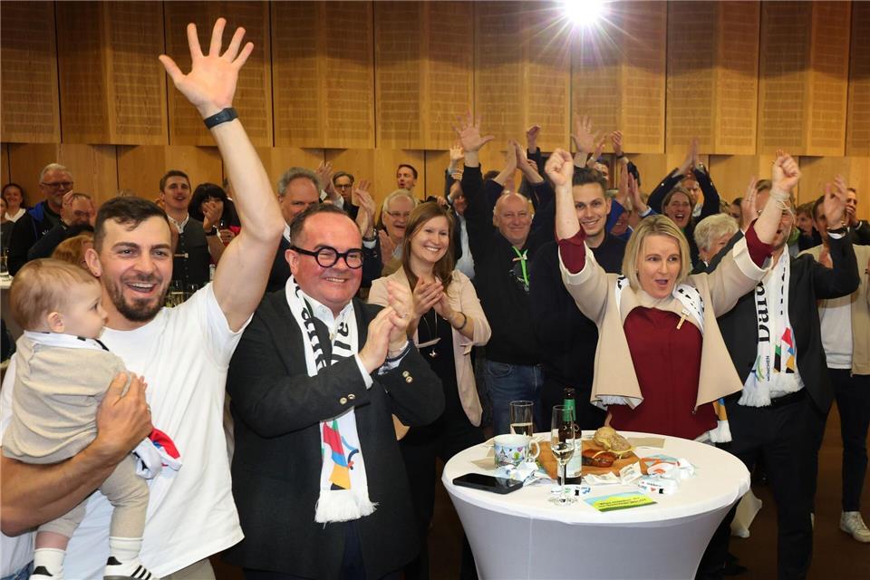 „Jetzt ziehen wir an“: Münchens Bürger sagen ja zu Olympia Jubel bei den Olympia-Befürwortern: München sagt Ja zu einer Bewerbung.Karl-Josef Hildenbrand/dpa