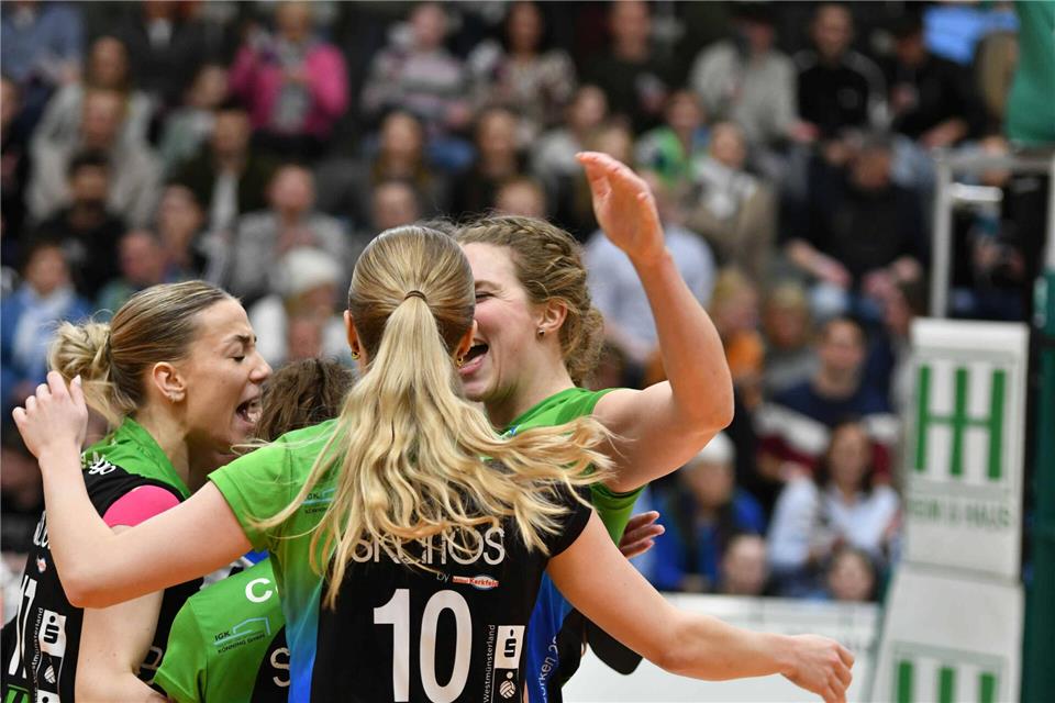 Jubel bei den Skurios Volleys, denn jetzt steht fest: Weil sich nach dem ETV Hamburg nun auch der TSV Flacht in die 1. Bundesliga wagt, gibt‘s ebenso in Borken grünes Licht für den Einzug ins deutsche Volleyball-Oberhaus.