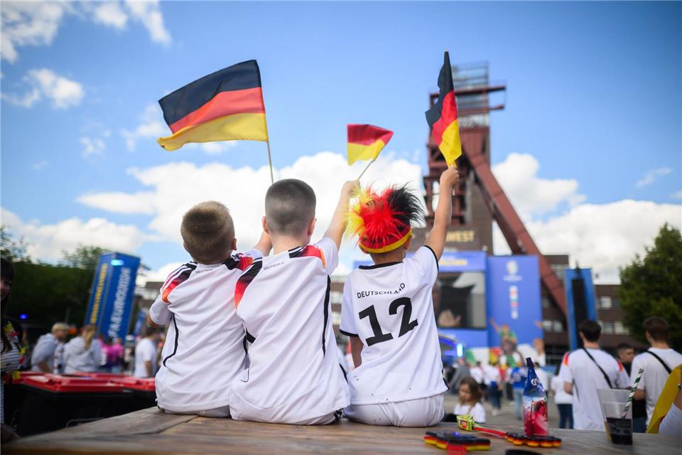 Jubel bei der Fußball-Meisterschaft – aber auch das ganze restliche Gefühlsprogramm: Bei der WM erleben Kinder Spannung, Freude und Enttäuschung oft geballt. Eltern können als „Gefühls-Coaches“ helfen.picture alliance/dpa