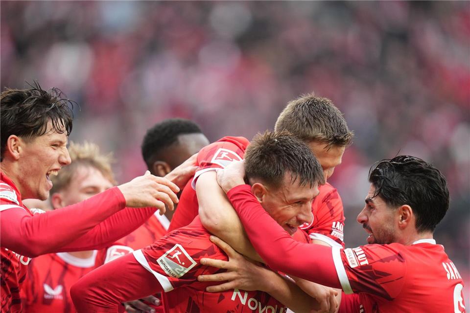 Jubel beim FCK: Mit einem Sieg gegen Dresden halten die Pfälzer Kontakt zur Tabellenspitze.Thomas Frey/dpa