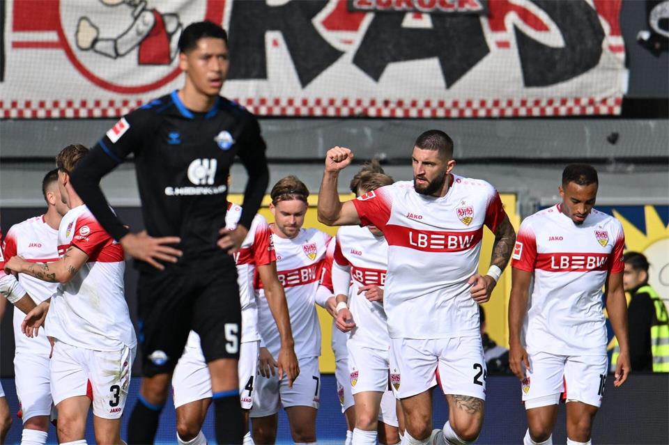 Jubel beim VfB Stuttgart: Jeff Chabot brachte die Schwaben in Paderborn in Führung.Swen Pförtner/dpa