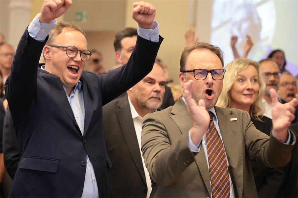 Jubel des Regierungschefs: Ministerpräsident Mario Voigt freut sich für die Friedrich-Schiller-Universität Jena, die sich künftig „Exzellenz-Universität„ nennen darf. Bodo Schackow/dpa
