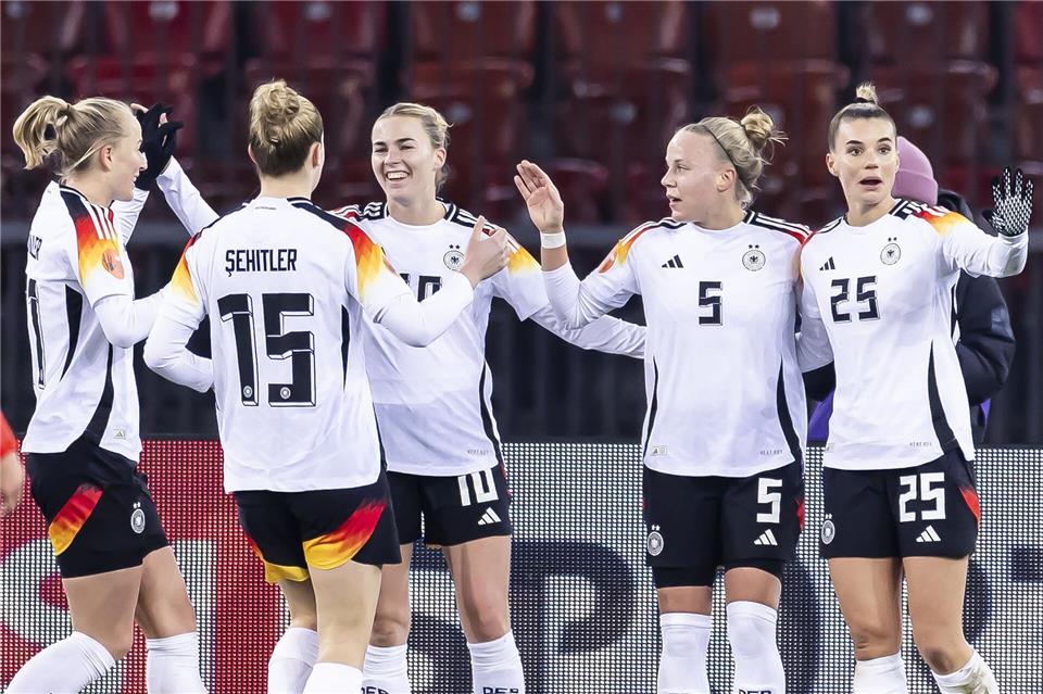 Jubel im Letzigrund: Deutschlands Fußballerinnen auf TorejagdMichael Buholzer/KEYSTONE/dpa
