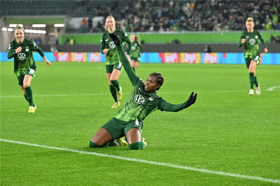 Jubel in Grün: Wolfsburgs Lineth Beerensteyn machte gegen den 1. FC Köln den Unterschied. (Archivbild)Swen Pförtner/dpa