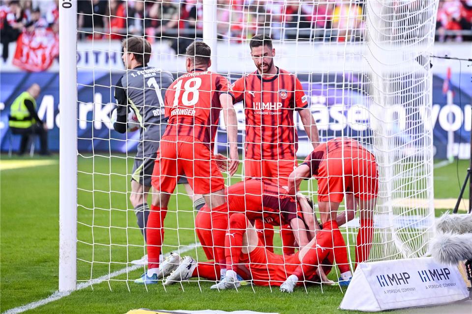 Jubel in Rot: Heidenheim kann doch noch siegenHarry Langer/dpa
