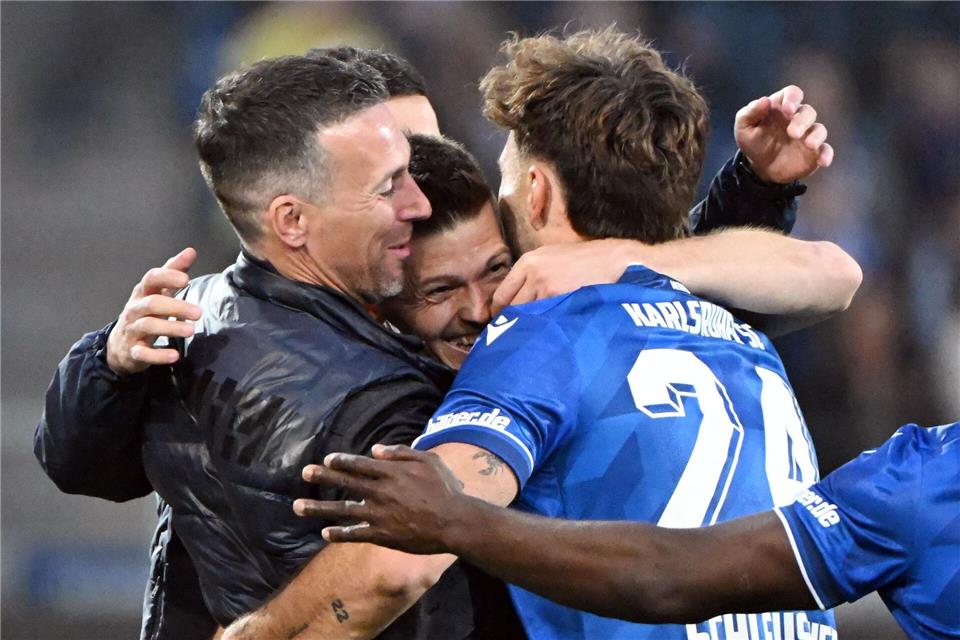 Jubel mit dem Coach: Nach dem Tor zum 3:1 fielen Wanitzek (Mitte) und Schleusener (r) dem Trainer Eichner (l) in die Arme. Uli Deck/dpa