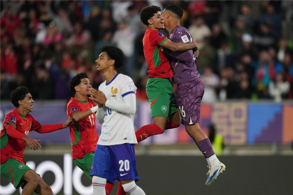 Dritter Torhüter als Held: Marokko im Finale der U20-WM Jubel mit dem Helden des Abends.Andre Penner/AP/dpa