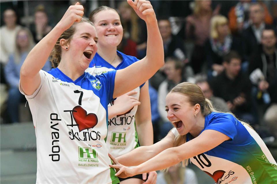 Jubel nach dem deutlichen 3:0 in Oythe: Sandra Hövels (links) wurde als Beste ausgezeichnet, hier mit Zuspielerin Chaine Konjer (10) und Marika Loker.