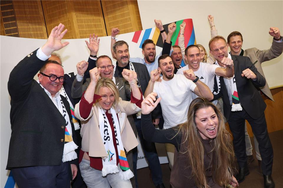 Jubel nach einem klaren Votum: Die Befürworter freuen sich über das Ja zur Münchner Olympia-Bewerbung.Karl-Josef Hildenbrand/dpa