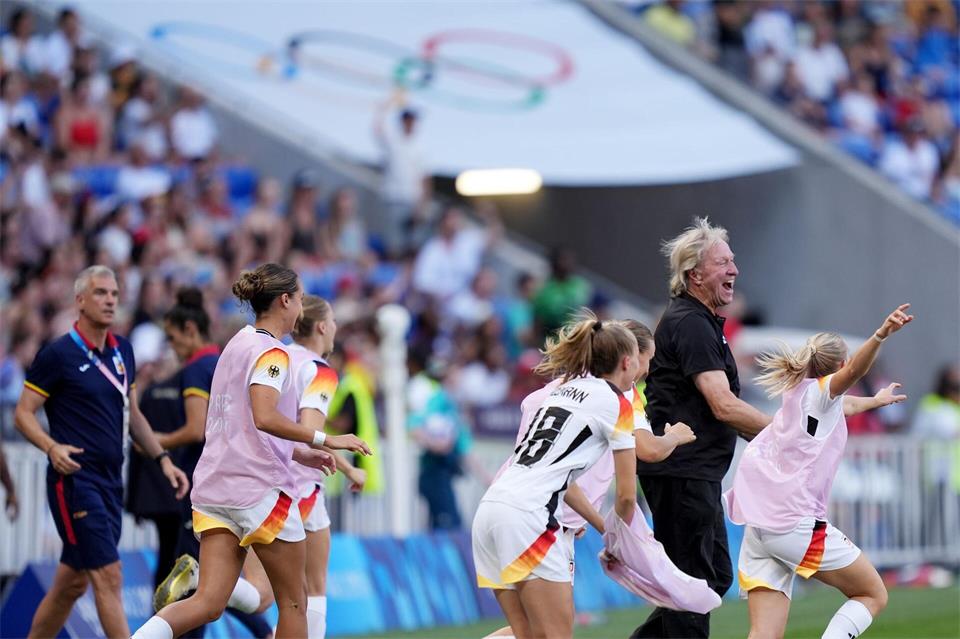 Jubel über Olympia-Bronze: Bundestrainer Horst Hrubesch und die deutschen Fußballerinnen 2024. (Archiv) Marcus Brandt/dpa