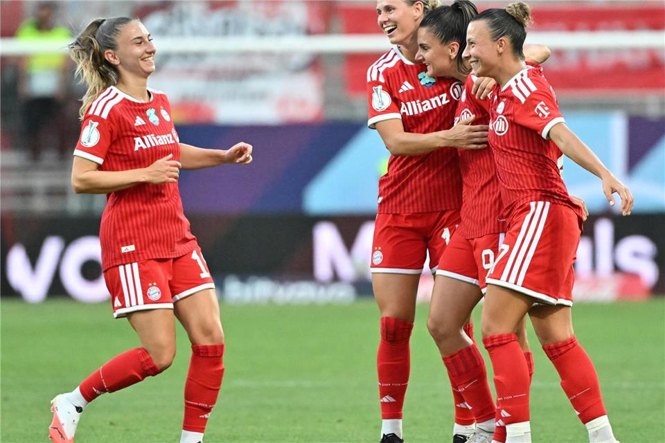 Jubel um Jovana Damnjanovic und Klara Bühl (r. und 3.v.r.) beim FC Bayern. Peter Kneffel/dpa