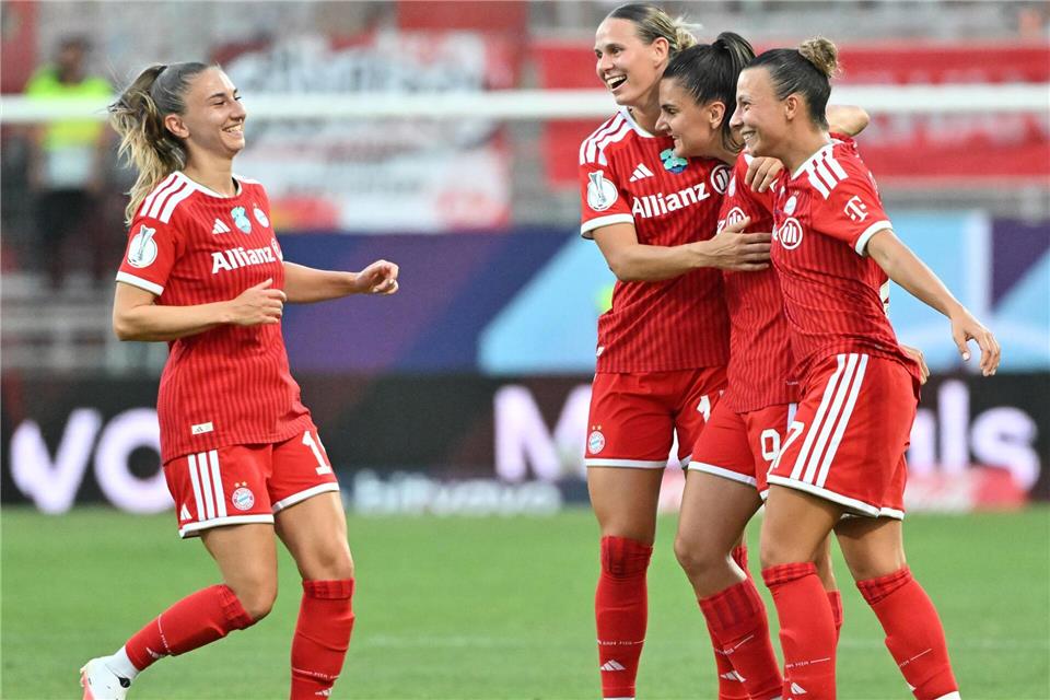 Jubel um Jovana Damnjanovic und Klara Bühl (r. und 3.v.r.) beim FC Bayern. Peter Kneffel/dpa