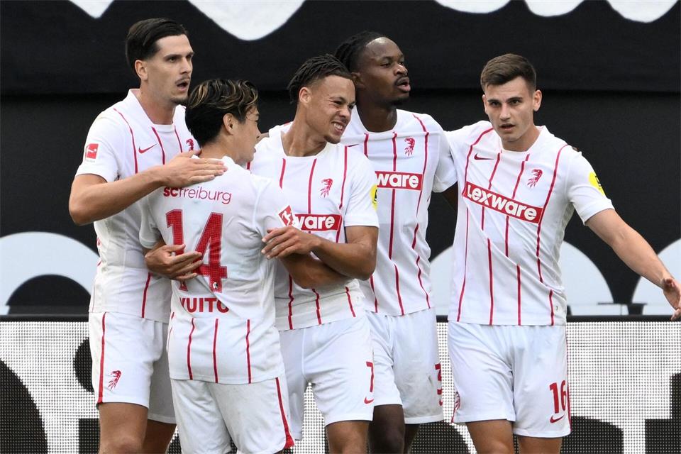 Jubeln gemeinsam über einen starken Saisonstart: Die Spiel des SC Freiburg.Florian Wiegand/dpa