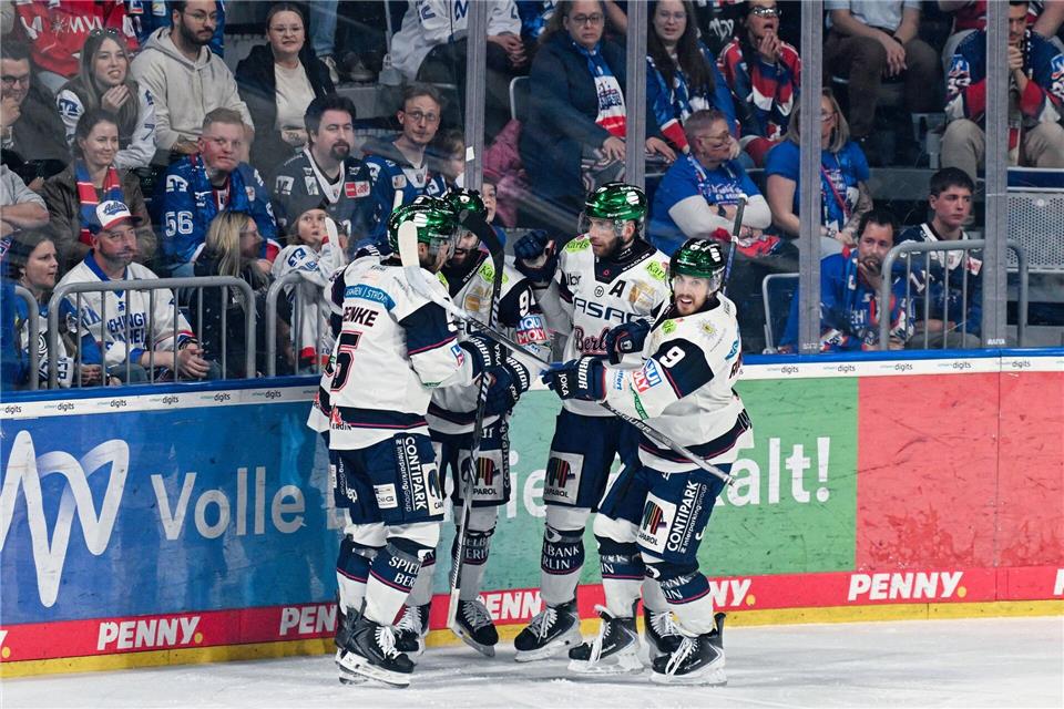 Jubeln über einen Auswärtssieg in Mannheim: die Eisbären Berlin.Uwe Anspach/dpa