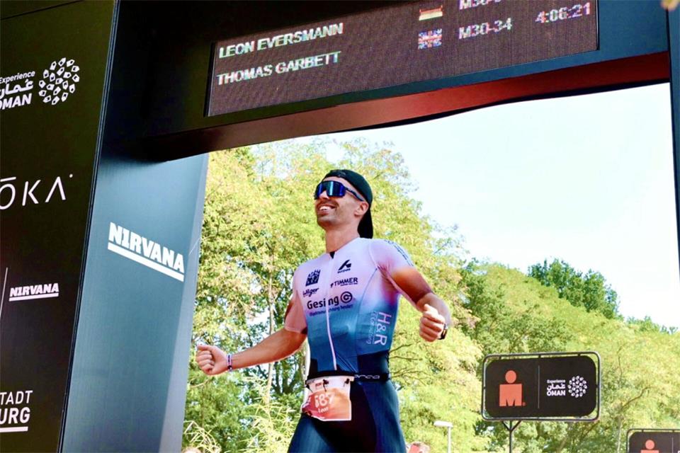 Jubelnd über die Ziellinie: In 4:05,13 Stunden hat Leon Eversmann seinen Ironman 70.3 in Duisburg absolviert – und damit das WM-Ticket für USA 2027 gelöst.