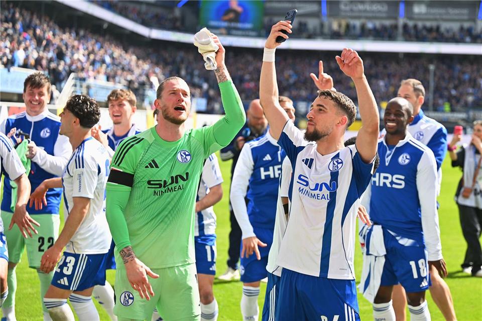Jubelnde Schalker - auch am Samstagabend? (Archivbild)Swen Pförtner/dpa