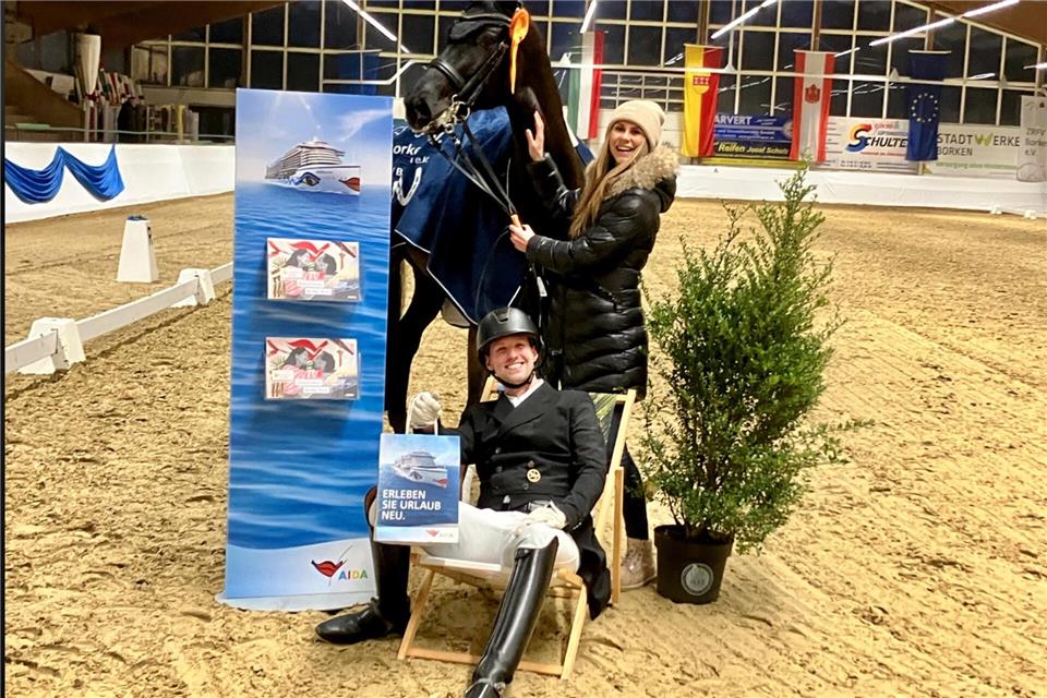 Jubelnder Sieger im Grand Prix: Tobias Nabben aus Kirchhellen im Sonnenliegestuhl mit dem scheinbar verdutzt blickenden Forster und Ehefrau Eileen.