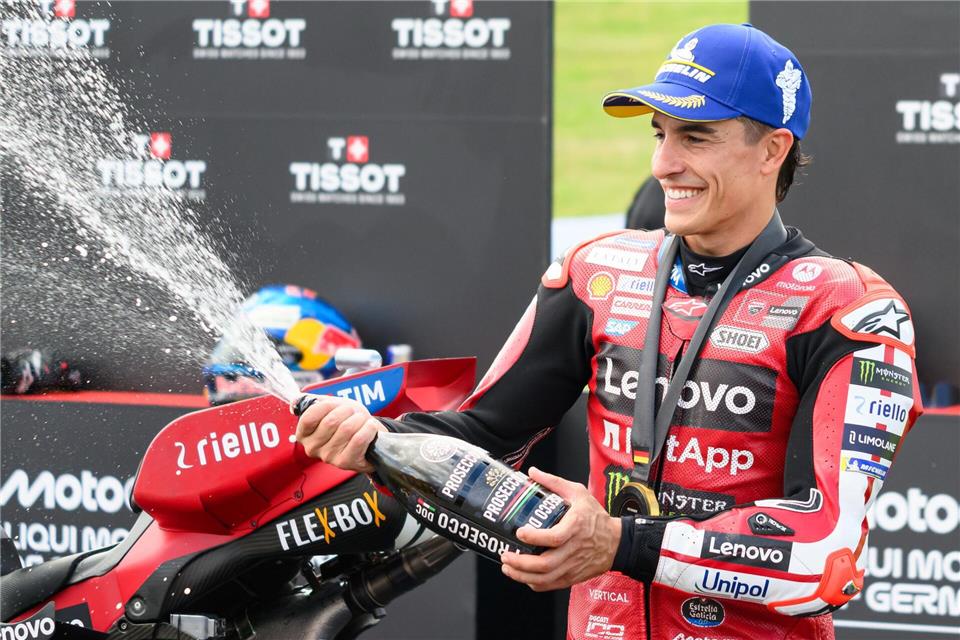 Jubelt einmal mehr am Sachsenring: Marc MárquezRobert Michael/dpa