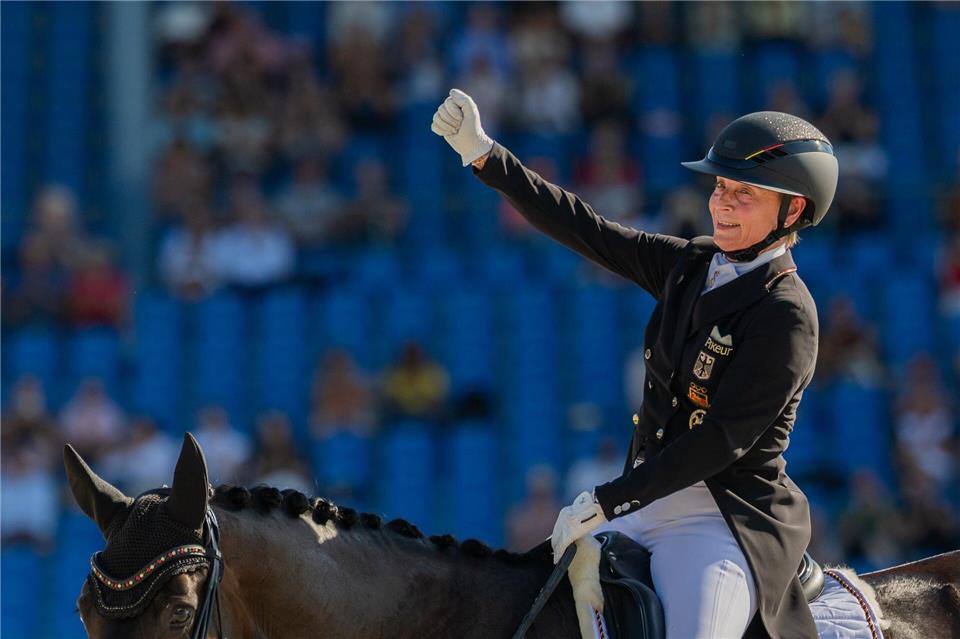 Jubelt nach ihrer Gold-Vorstellung im Team-Finale: Isabell Werth.Rolf Vennenbernd/dpa