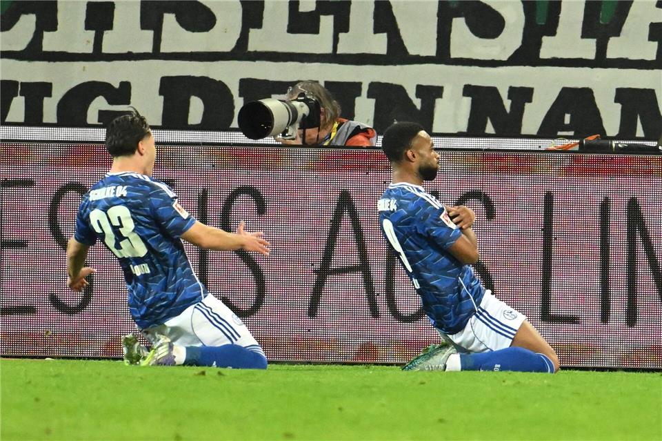 3:0 in Hannover: Sylla bringt Schalke an die Spitze Jubelt nach seinem zweiten Streich: Moussa Sylla (r) von Schalke 04.Swen Pförtner/dpa