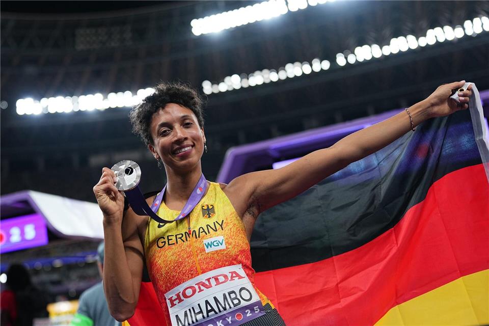Mihambo bejubelt WM-Silber - Bolt feiert Jamaika-Triumph Jubelt über WM-Silber: Malaika Mihambo.Michael Kappeler/dpa
