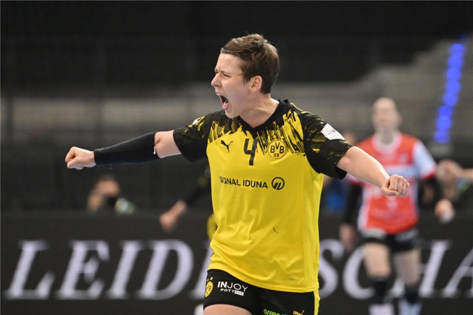 Jubelt über den Pokalerfolg: Nationalspielerin Alina Grijseels.Marijan Murat/dpa