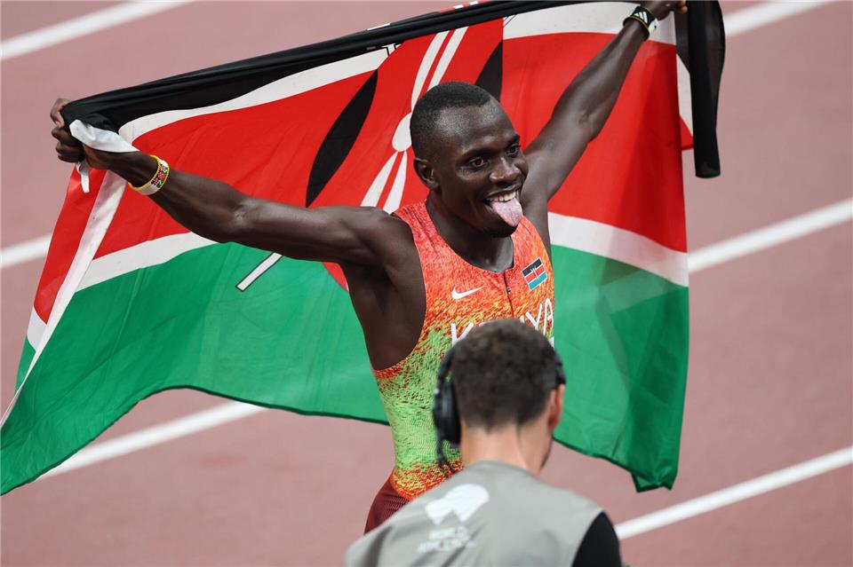 Jubelt über einen Weltrekord: Emmanuel Wanyonyi. (Archivbild)Oliver Weiken/dpa