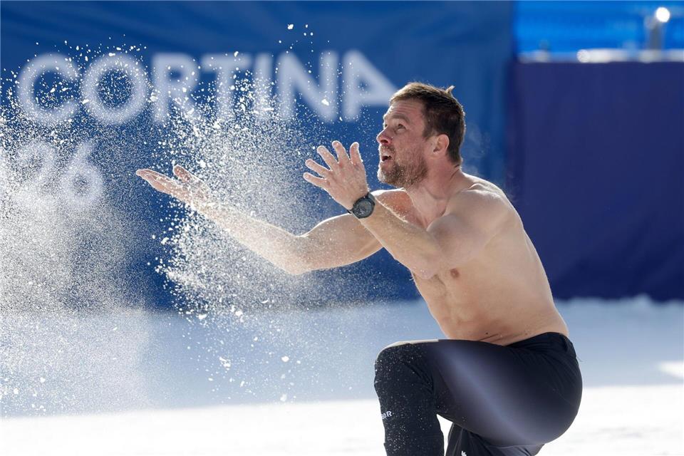 Jubelte oberkörperfrei im Schnee: Olympiasieger Benjamin Karl.Oliver Weiken/dpa