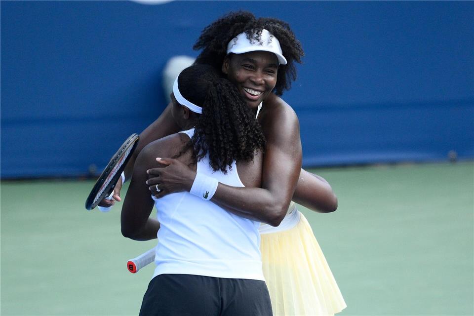 Jubelte über einen Sieg beim Comeback: Venus Williams (r) mit Partnerin Hailey Baptiste.Nick Wass/AP/dpa