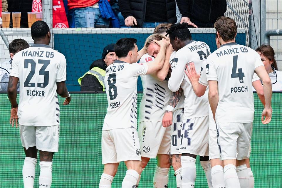 Jubeltraube in Sinsheim: Mainz ist auf Kurs.Uwe Anspach/dpa