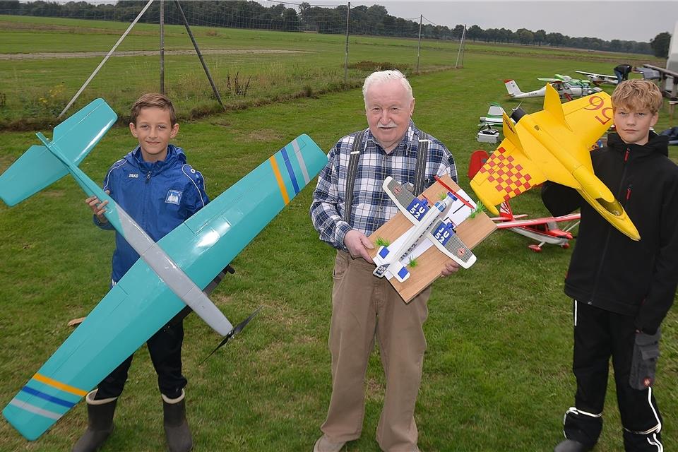 Jubilar Horst Böhm mit den beiden jüngsten Mitgliedern des Modellflugvereins Marbeck/Raesfeld. 