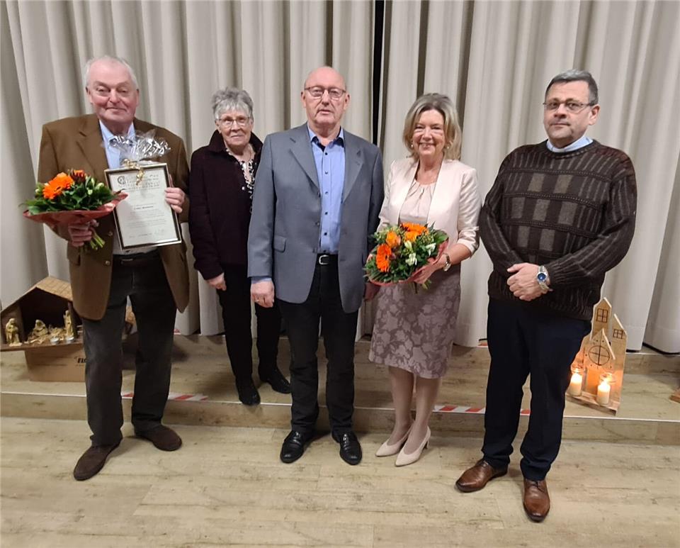 Jubilar Ludger Horstmann, 2. Vorsitzende Helga Schroer, 1. Vorsitzender Hermann Große-Vorholt, Chorleiterin Brigitta Malyszek und Präses Pastor Vasilika Pana (v.l.) freuten sich über die Ehrungen.