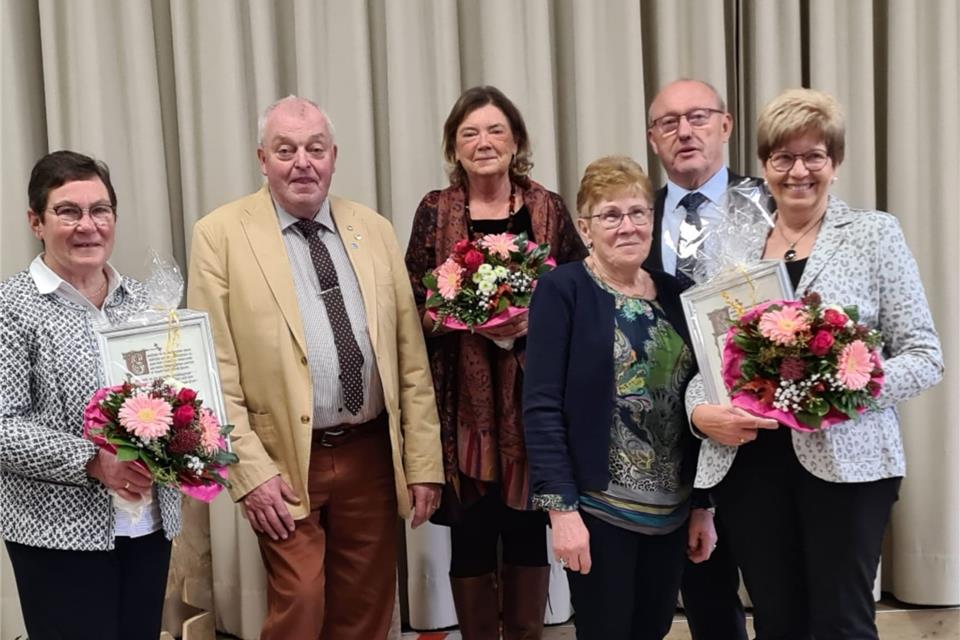 Jubilarin Adele Finke (von links), Kassierer Ludger Horstmann, Chorleiterin Brigitta Malyszek, zweite Vorsitzende Helga Schröer, erster Vorsitzender Hermann Große -Vorholt und Jubilarin Margret Soppe 