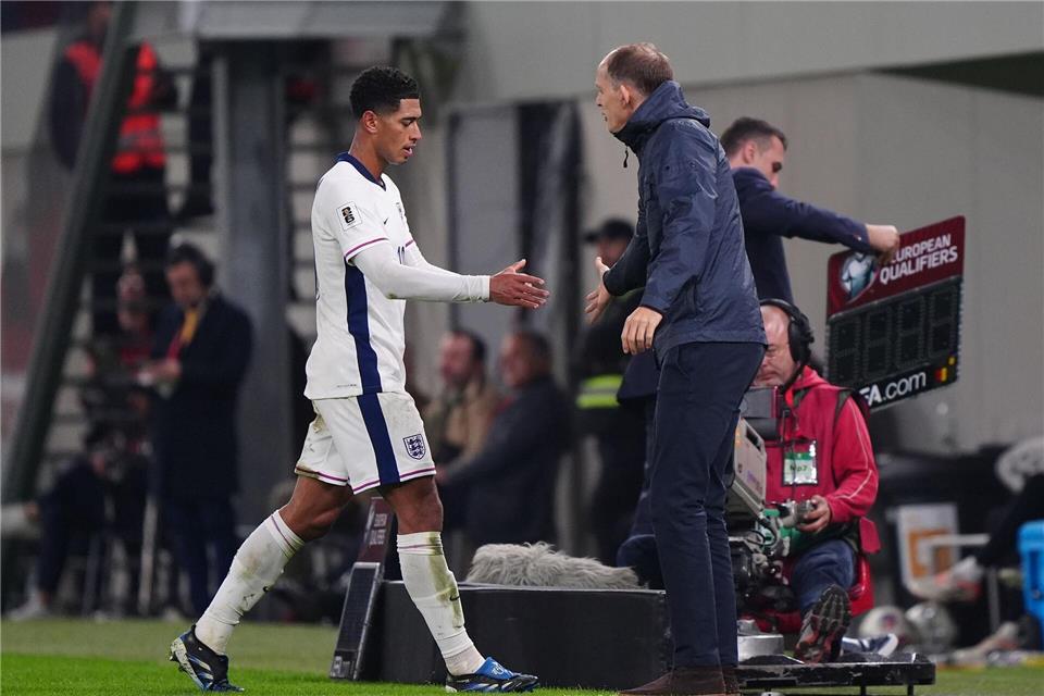 Jude Bellingham klatscht bei der Auswechslung noch mit Thomas Tuchel ab.Bradley Collyer/PA Wire/dpa