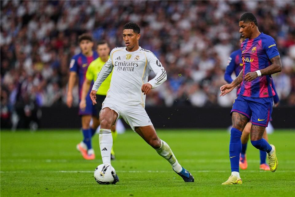 Real setzt sich mit Clásico-Sieg von Barcelona ab  Jude Bellingham (l) gelang das 2:1 für die Gastgeber.Manu Fernandez/AP/dpa