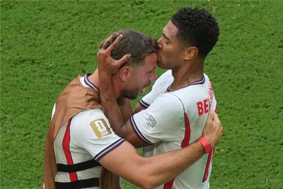 Jude Bellingham (r) lief nach seinem Tor zu Jordan Henderson.Marta Lavandier/AP/dpa