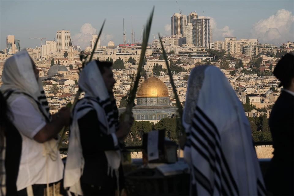 Juden in Gebetsschals feiern das Laubhüttenfest in Jerusalem.Mahmoud Illean/AP/dpa